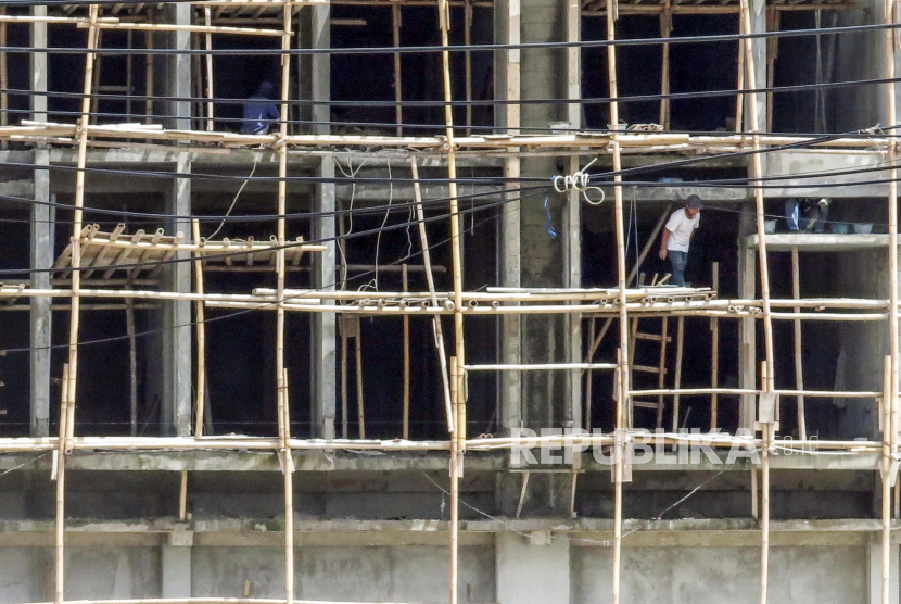 Pekerja menyelesaikan pembangunan apartemen di Kota Bogor, Jawa Barat (ilustrasi)