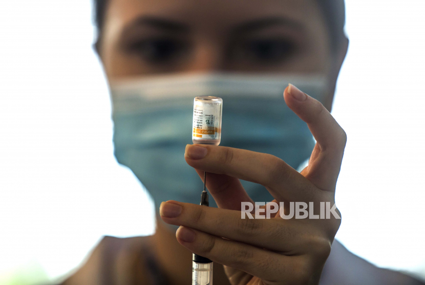  Seorang perawat menyiapkan suntikan vaksin COVID-19 yang diproduksi oleh China