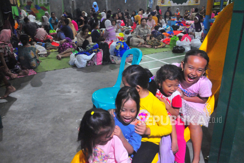 (ILUSTRASI) Sejumlah anak bermain di posko pengungsian warga terdampak banjir di Kudus. 
