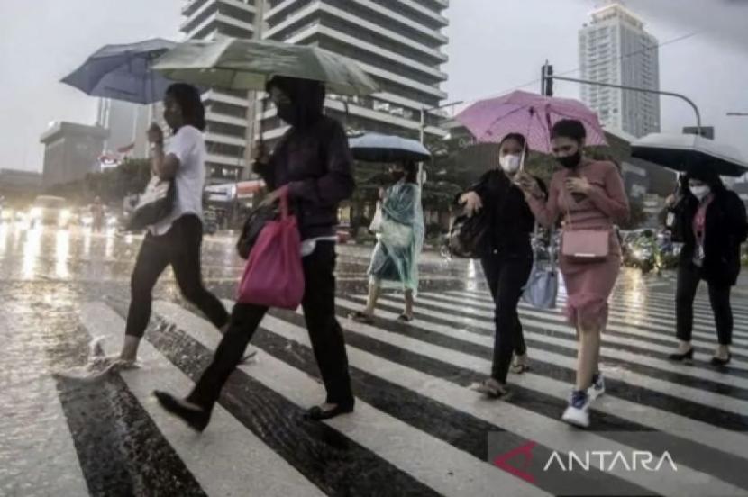 BMKG prakirakan sebagian Jakarta diguyur hujan pada Kamis pagi.