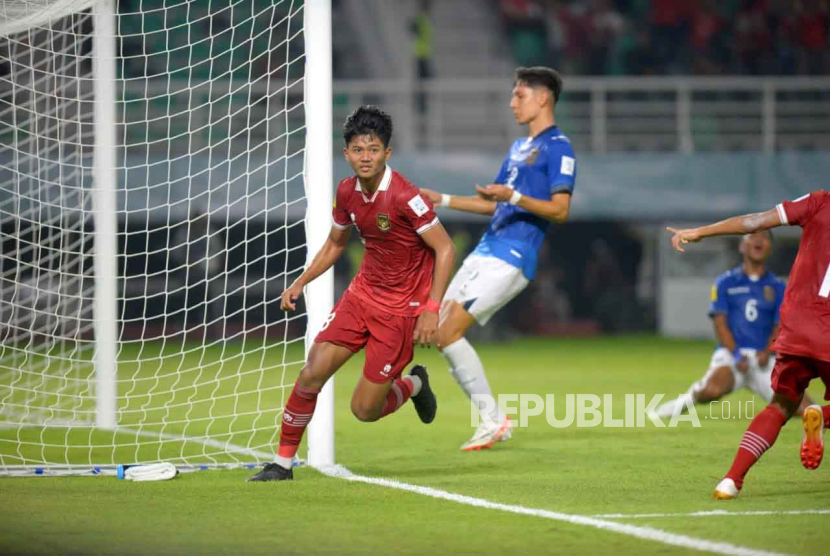 Selebrasi Arkhan Kaka usai menjebol gawang Timnas Ekuador U17 pada babak penyisihan Grup A Piala Dunia U17 2023 di Stadion Gelora Bung Tomo, Surabaya, Jawa Timur, Jumat (10/11/2023).
