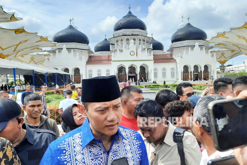 Ketua Umum Partai Demokrat, Agus Harimurti Yudhoyono (AHY) ketika dimintai tanggapan ihwal wafatnya mantan Gubernur Papua, Lukas Enembe, di Kota Banda Aceh, Selasa (26/12/2023). 