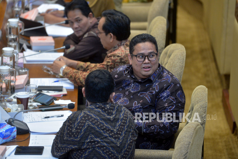 Ketua Bawaslu, Rahmat Bagja saat mengikuti rapat dengar pendapat (RDP) dengan Komisi II DPR di Kompleks Parlemen, Senayan, Jakarta Pusat, Selasa (15/11/2022). 