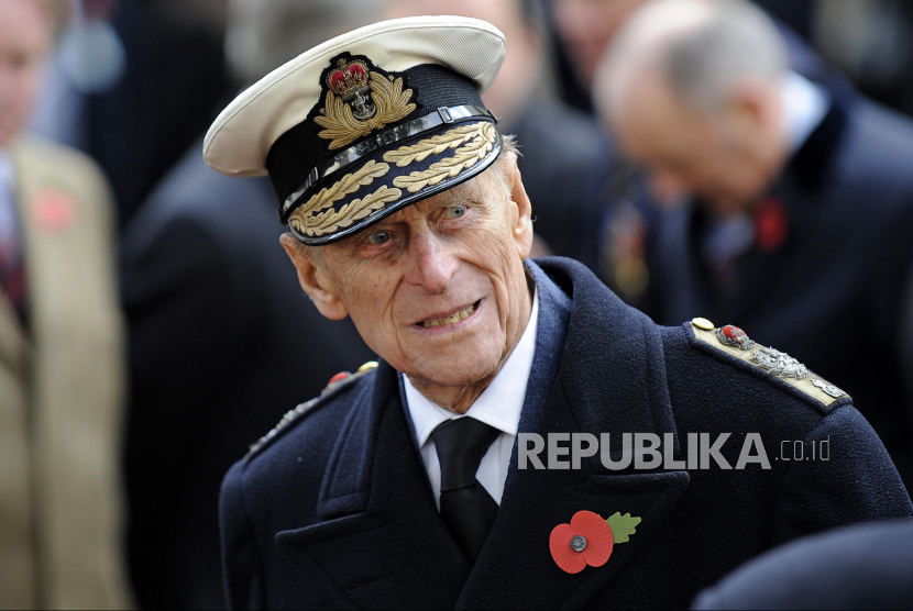 epa09123929 (FILE) - A picture dated 08 November 2012 shows Prince Philip, the Duke of Edinburgh meeting war veterans at the field of remembrance at Westminster Abbey in London, Britain. According to Royal Family, Prince Philip has died aged 99 on 09 April 2021.  