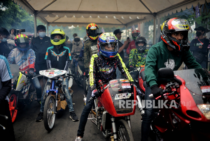 Peserta bersiap memacu sepeda motornya dalam ajang Street Race Polda Metro Jaya di Ancol, Jakarta, Ahad (16/1/2022). Ratusan pembalap siap berkompetisi dalam street race yang digelar di BSD besok.