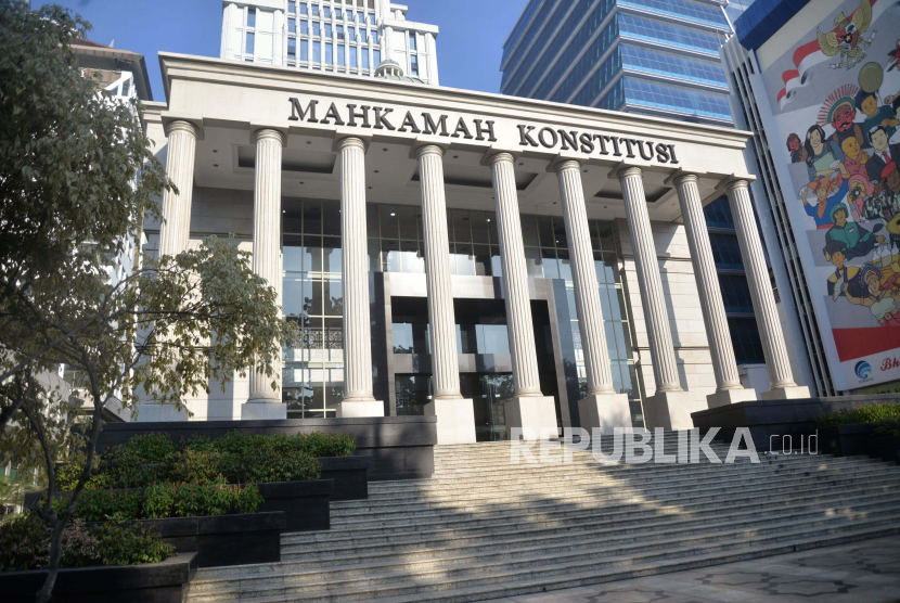 Suasana sidang putusan Perselisihan Hasil Pemilihan Umum (PHPU) Pilpres 2024 di Gedung Mahkamah Konstitusi. MK tak yakin Presiden Jokowi menyalurkan bansos menguntungkan pasangan Prabowo-Gibran.