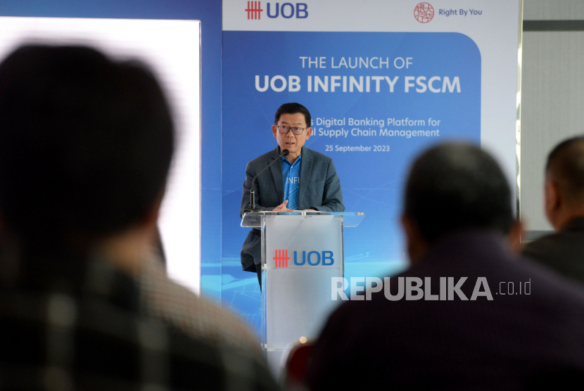 Wholesale Banking Director UOB Indonesia Harapman Kasan saat peluncuran Financial Supply Chain Management (FSCM) pada aplikasi UOB Infinity di Jakarta, Senin (25/9/2023). 