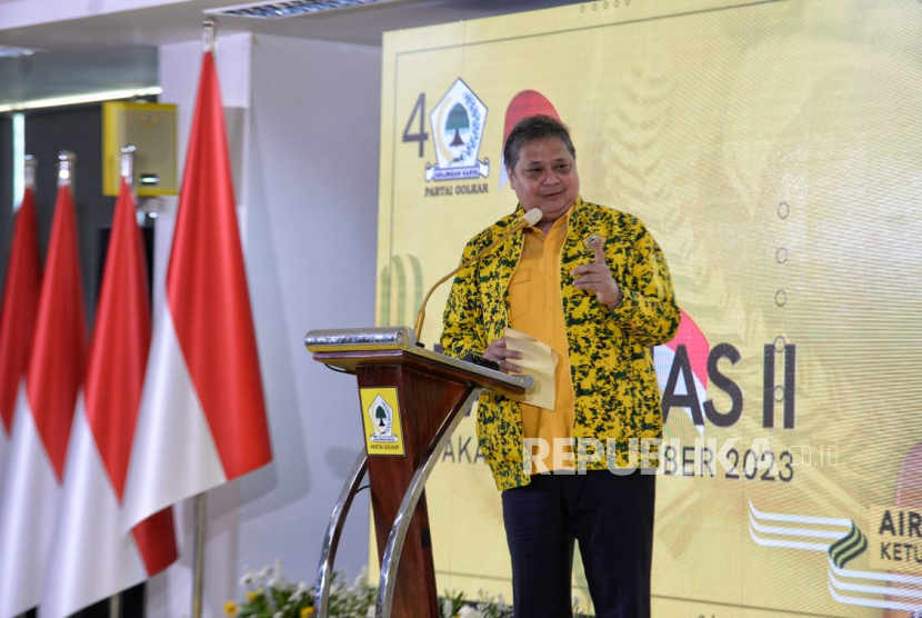  Ketua Umum Partai Golkar Airlangga Hartarto berikan sambutan usai menyerahkan surat rekomendasi pengusungan cawapres dalam Rapimnas Partai Golkar di markas partai berlogo pohon beringin itu, Jakarta Barat, Sabtu (21/10/2023).
