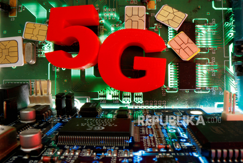 Kartu SIM dan objek cetak 3d yang mewakili 5G diletakkan pada motherboard dalam ilustrasi gambar ini yang diambil 24 April 2020.