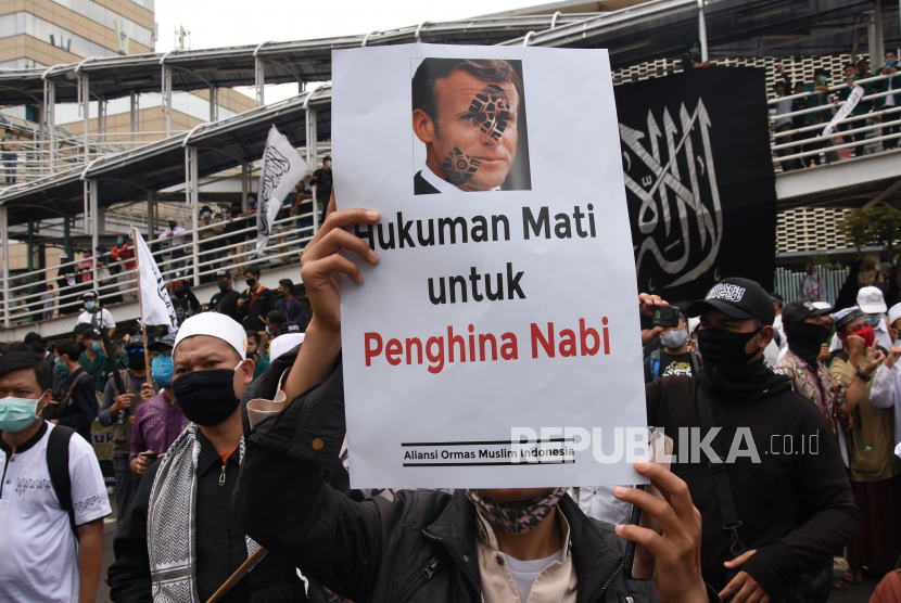 Massa dari aliansi ormas muslim berunjuk rasa menentang sikap Presiden Prancis Emmanuel Macron terkait gambar Nabi Muhammad SAW di kawasan Kedubes Prancis, Jakarta, Rabu (4/11/2020). 