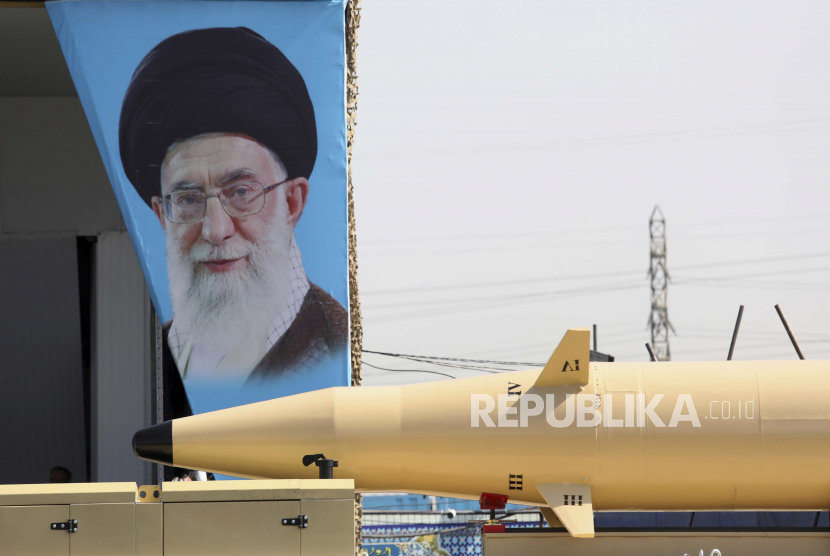 Stasiun televisi pemerintah Iran diretas, Sabtu (8/10/2022). Peretas menampilkan foto pemimpin tertinggi Iran Ayatollah Ali Khamenei disertai tulisan “darah parah pemuda kami ada di tangan Anda”.