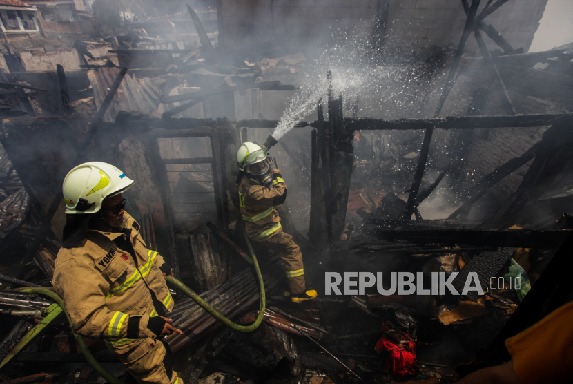 Petugas Damkar memadamkan api yang membakar pemukiman padat di Jakarta, Kamis (14/12/2023). (Iustrasi)