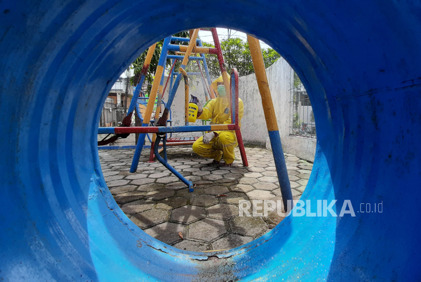 Pemerintah Provinsi DKI Jakarta menerapkan aturan warga berusia 9 tahun hingga 60 tahun yang dapat menikmati taman atau ruang terbuka hijau (RTH) dan ruang publik terbuka ramah anak (RPTRA) saat penerapan Pembatasan Sosial Berskala Besar (PSBB) transisi pada 12-25 Oktober 2020. [Ilustrasi RPTRA Sunter Jaya]