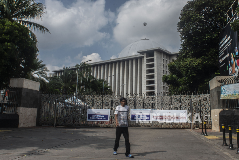 Ilustrasi. Pemerintah Kota Jakarta Pusat (Pemkot Jakpus) akan memasang pembatas (barrier) di pintu masuk Masjid Istiqlal agar steril dari pedagang kaki lima (PKL). 