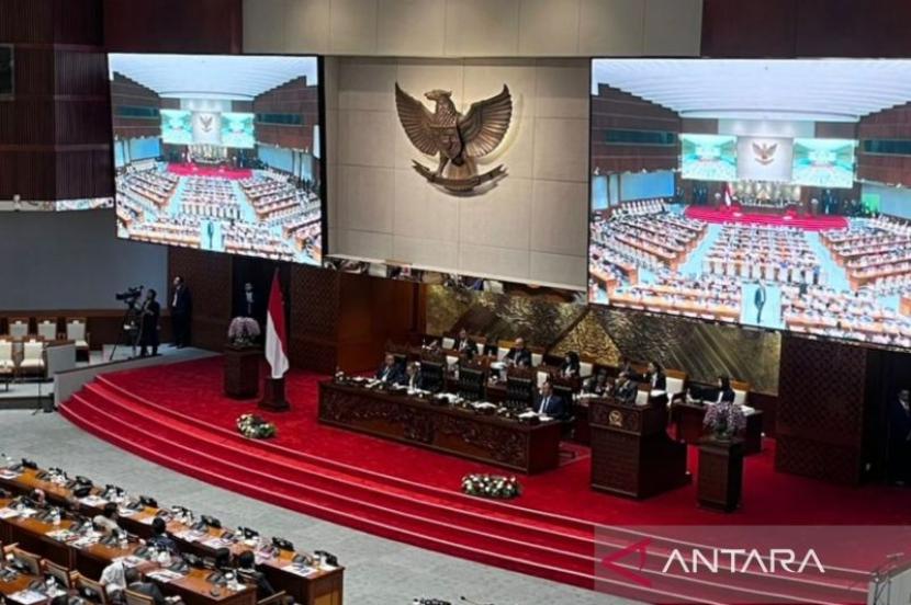 Politik kemarin, Rapat Paripurna DPR RI dan RUU Haji Umrah