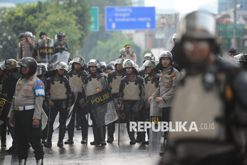 Anggota Kepolisian berusaha membubarkan pengunjuk saat aksi 28 Agustus 2025 di depan Kompleks Parlemen, Senayan, Jakarta, Kamis (28/8/2025).