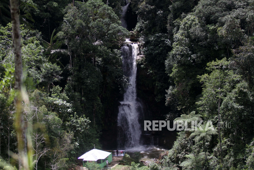 Air terjun (ilustrasi). Air terjun yang berada di Desa Tenilo Kecamatan Tilamuta Kabupaten Boalemo Provinsi Gorontalo dinilai mampu menjadi salah satu destinasi wisata alam unggulan di daerah itu.