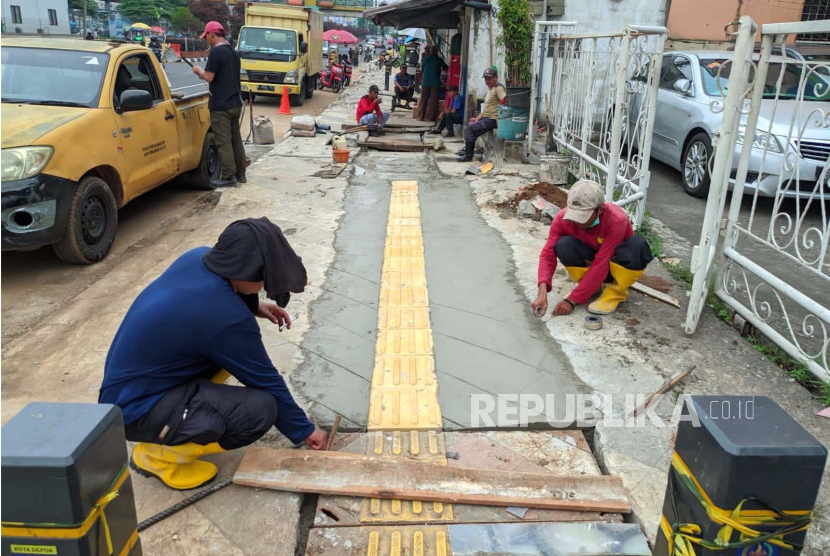 Pembongkaran trotoar di Jalan Margonda Raya, Kota Depok, Jawa Barat, Selasa (28/11/2023). Pemkot Depok membongkar kembali puluhan meter trotoar di jalan itu untuk mengeruk sampah dan tanah mengendap yang menyebabkan banjir. 