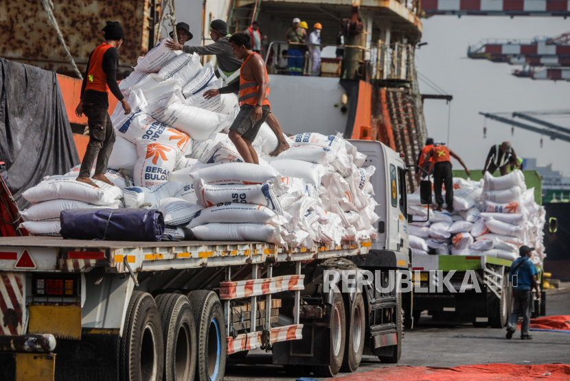 Workers unloading imported rice at Port Tanjung Priok, Jakarta, Thursday (12/10/2023).