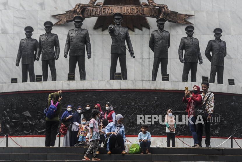 Pengunjung saat berwisata di Monumen Pancasila Sakti, Lubang Buaya, Jakarta Timur, Jumat (1/10/2021).
