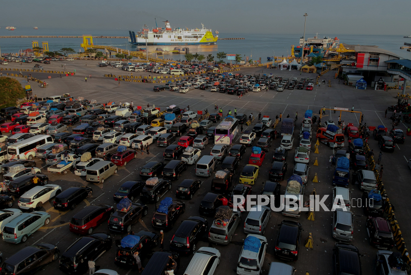 Foto aerial deretan kendaraan antre saat akan menaiki kapal di Dermaga 5 Pelabuhan Merak, Cilegon, Banten, Rabu (19/4/2023). 