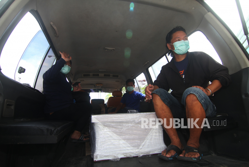 Keluarga dan kerabat bersiap membawa pulang peti berisi jenazah Pekerja Migran Indonesia. (Ilustrasi)