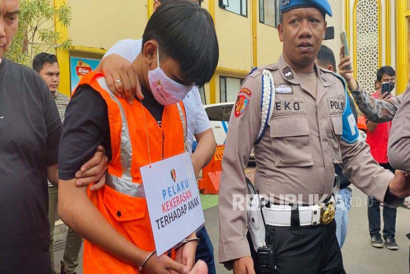 Polresta Bogor Kota menampilkan dua dari tiga pelaku dari aksi pembacokan pelajar SMK di Kota Bogor. Pelaku utama pembacokan pelajar di Bogor diringkus setelah buron selama dua bulan.