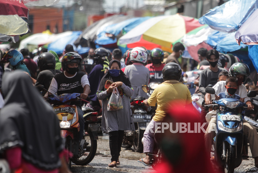 Sejumlah warga memadati kawasan Pasar Besar di Palangkaraya, Kalimantan Tengah, Sabtu (23/5/2020). Ilustrasi