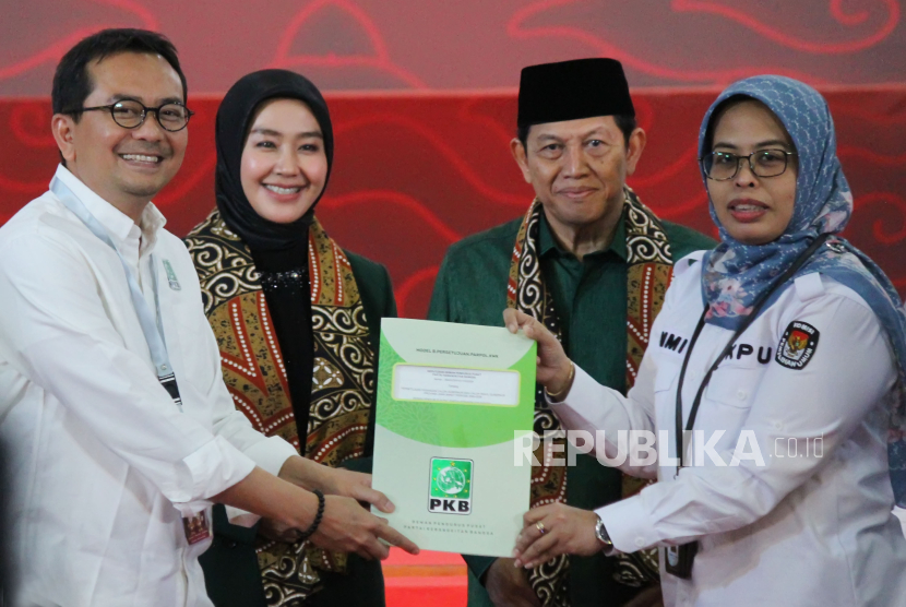 Calon dari PKB, Acep Adang dan Gitalis Dwi Natarina atau Gita KDI mendaftar ke KPU Jawa Barat (Jabar) di hari terakhir pendaftaran kontestasi Pilgub Jabar 2024, Kamis (29/8/2024).