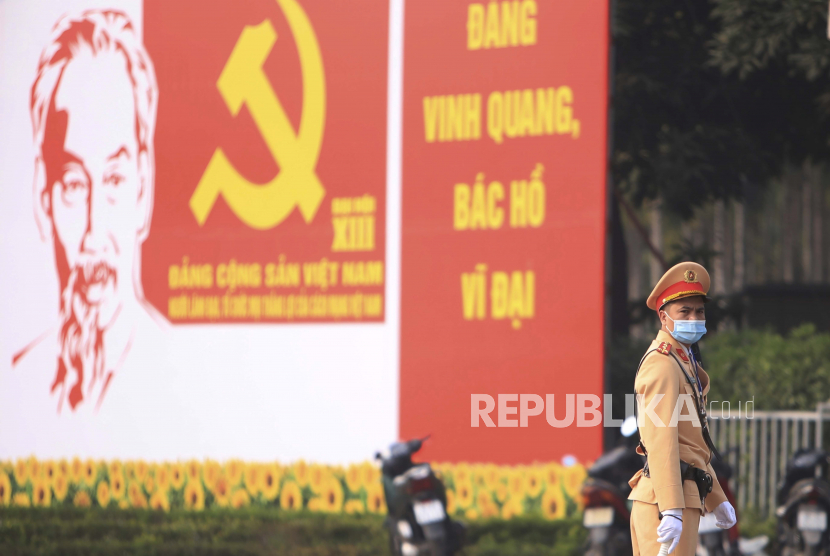 Seorang petugas polisi di depan National Convention Center di Hanoi, Vietnam.