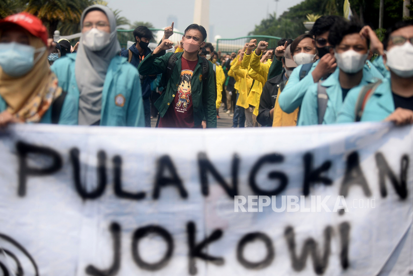 Sejumlah mahasiswa melakukan aksi unjuk rasa di Kawasan Patung Kuda, Jakarta, Kamis (21/10).Aksi mahasiswa ini dilakukan sebagai bentuk penyampaian aspirasi dan kritik atas kinerja 2 tahun kepemimpinan Joko Widodo dan Ma