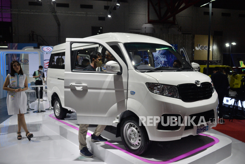 Pengunjung mengamati mobil Esemka yang dipamerkan dalam pameran Indonesia International Motor Show (IIMS) 2023 di JIExpo Kemayoran, Jakarta, Kamis (16/2/2023). 