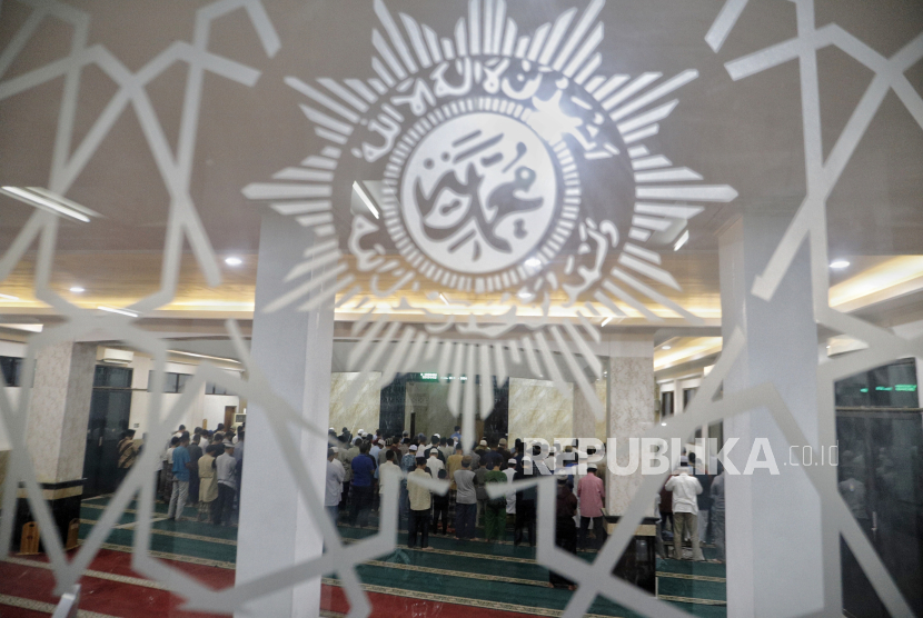 Jamaah melaksanakan shalat tarawih di Masjid Raya Uswatun Hasanah, Jakarta Barat. Belakangan di media sosial muncul polemik masjid-masjid Muhammadiyah 'dikuasai' kelompok Salafi.