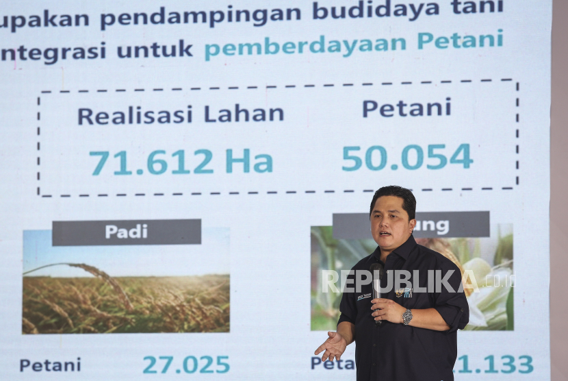 Menteri BUMN Erick Thohir menyampaikan paparan pada Peluncuran Project Management Office (PMO) Kopi Nusantara di Lampung, Ahad (30/1/2022). Dalam kegiatan tersebut dilakukan juga pelepasan ekspor kopi perdana tahun 2022 oleh PT Perusahaan Perdagangan Indonesia (Persero) sebanyak 130 ton ke Mesir. 