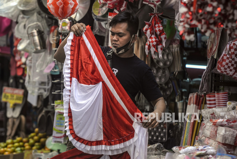 Pedagang melipat bendera Merah Putih yang dijual (ilustrasi).