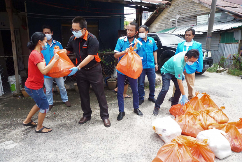 TKI di Malaysia terima bantuan bahan makanan di dalam suasana Lockdown.