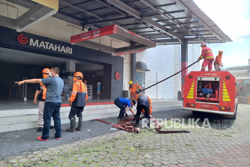 Proses penanganan kebakaran di pusat perbelanjaan Matahari, Jalan Veteran, Kecamatan Cihideung, Kota Tasikmalaya, Jumat (9/6/2023). BPBD Kota Tasikmalaya menyatakan tak ada korban jiwa akibat kebakaran tersebut. 