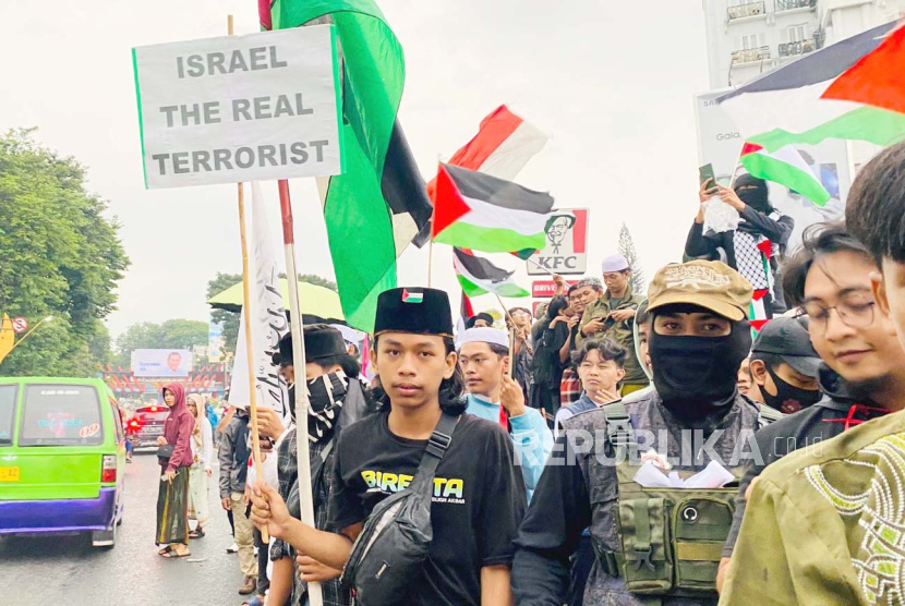 Ribuan umat muslim se-Bogor Raya menggelar aksi ‘Bogor Raya Bela Palestina’ di Tugu Kujang Kota Bogor, Rabu (25/10/2023). Dalam salah satu orasinya, massa aksi meminta Presiden RI Joko Widodo (Jokowi) mengirimkan bala bantuan tentara ke Palestina, untuk menjadi pejuang atau mujahidin demi kemerdekaan Palestina. (Ribuan umat muslim se-Bogor Raya menggelar aksi Bogor Raya Bela Palestina di Tugu Kujang Kota Bogor, Rabu (25/10/2023). Dalam salah satu orasinya, massa aksi meminta Presiden RI Joko Widodo (Jokowi) mengirimkan bala bantuan tentara ke Palestina, untuk menjadi pejuang atau mujahidin demi kemerdekaan Palestina. 