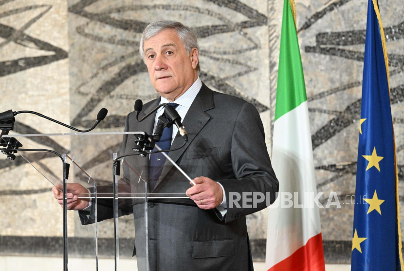 Menteri Luar Negeri Italia Antonio Tajani berbicara selama konferensi pers setelah pertemuan dengan Duta Besar Iran untuk Italia di Istana Farnesina di Roma, Italia, 28 Desember 2022.