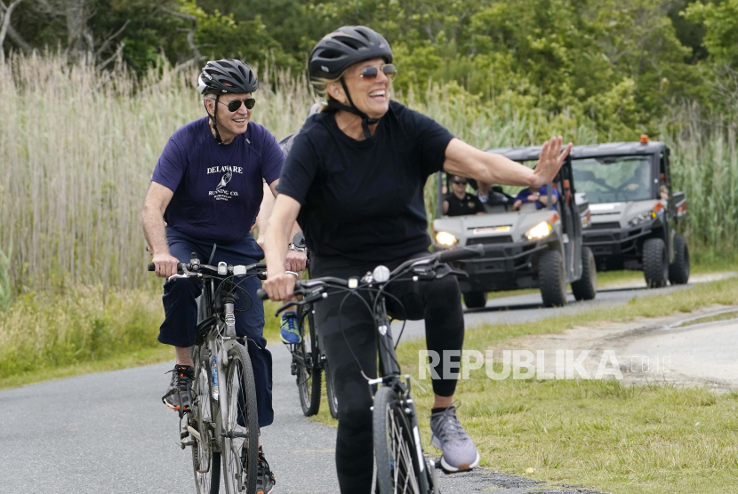 Presiden Joe Biden dan ibu negara Jill Biden bersepeda di Pantai Rehoboth, Del., Kamis, 3 Juni 2021. 