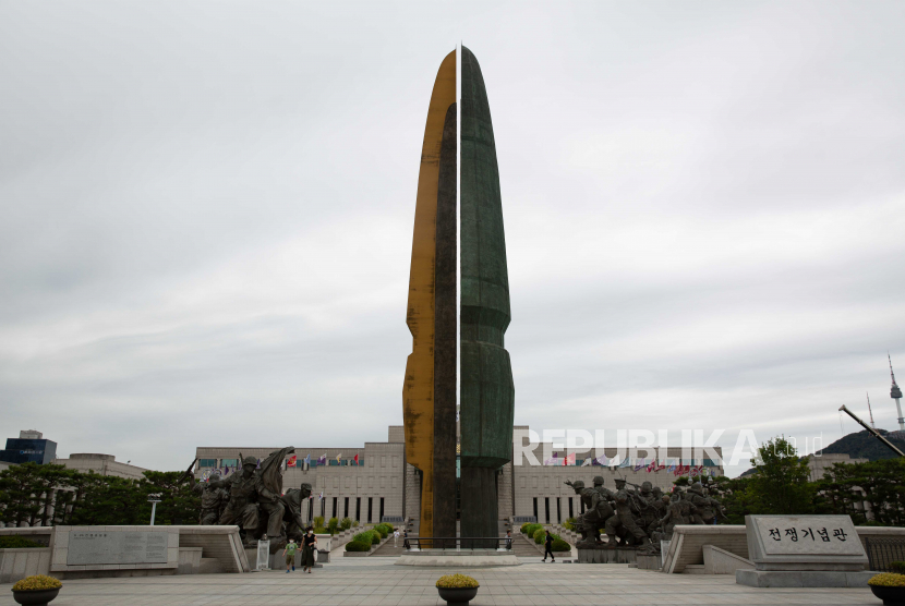  Orang-orang mengunjungi Museum Peringatan Perang Korea di Seoul, Korea Selatan, 28 September 2021. Menurut Kepala Staf Gabungan Korea Selatan (JCS), pada 28 September Korea Utara menembakkan rudal balistik ke Laut Jepang.