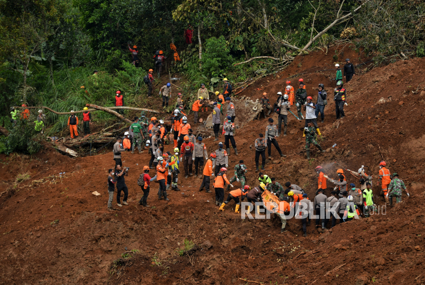 Tim SAR gabungan melakukan evakuasi korban tertimbun longsor gempa bumi di Warung Sate Sinta, Cugenang, Kabupaten Cianjur, Jawa Barat, Sabtu (26/11/2022). Berdasarkan data Badan Nasional Penanggulangan Bencana (BNPB) pada Jumat (25/11/2022) korban jiwa bertambah 17 jenazah dengan jumlah total 310 korban jiwa. Republika/Thoudy Badai