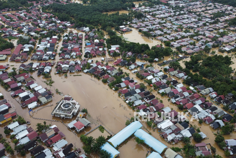Foto udara permukiman penduduk yang terendam banjir di Desa Blang Beurandang, Johan Pahlawan, Aceh Barat, Aceh, Rabu (22/11/2023). Data Pusat pengendalian dan operasi (Pusdalops PB) Badan Penanggulangan Bencana Daerah (BPBD) Aceh Barat menyebutkan banjir yang melanda Kabupaten Aceh Barat sejak Senin (20/11/2023) terus meluas dari delapan kecamatan menjadi sebelas kecamatan yang menyebabkan ribuan rumah warga terendam banjir serta ratusan warga terdampak terpaksa mengungsi.  