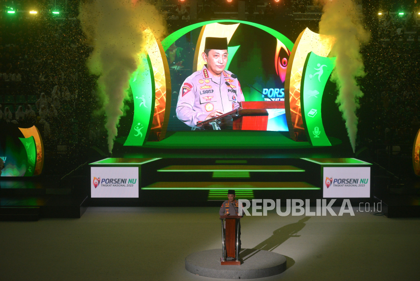Kapolri Sigit Listyo Prabowo menyampaikan pidato penutupan Porseni NU tingkat nasional 2023 di GOR Sritex, Surakarta, Jawa Tengah, Sabtu (21/1/2023). Porseni NU tingkat nasional ini dalam rangka menyambut satu abad NU. Kontingen Jawa Timur berhasil menjadi juara umum pada Porseni NU tingkat nasional yang pertama ini.