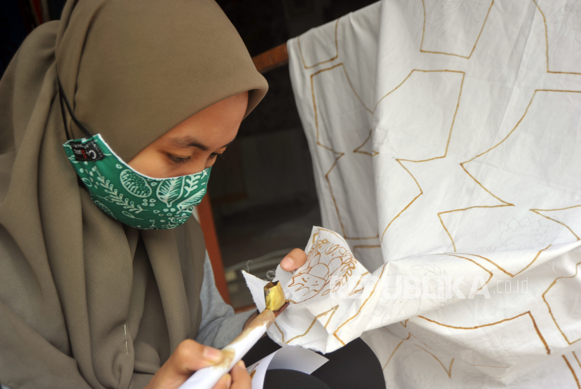Perajin mengerjakan pembuatan masker batik di sanggar batik Canting Buana Kreatif di Kota Padang Panjang, Sumatra Barat (ilustrasi).  Pada hari pelantikan sebagai Menparekraf, Sandiaga Salahuddin Uno dikabarkan memesan batik dari Canting Buana di Kota Padang Panjang.