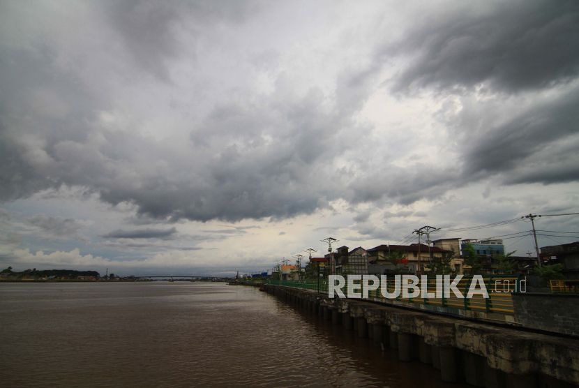 Sungai Kapuas di Pontianak, Kalimantan Barat, diselimuti awan tebal.