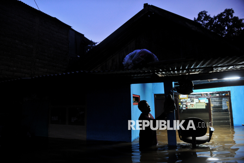 Warga mengevakuasi barang-barang dirumahnya yang terendam banjir di Kawasan Pejaten Timur, Jakarta Selatan, Senin (3/3/2025). Banjir setinggi kurang lebih 60 centimeter hingga 150 centimeter yang melanda kawasan tersebut disebabkan oleh meluapnya kali ciliwung imbas kiriman air dari kawasan Bogor. Sebelumnya, Badan Penanggulangan Bencana Daerah (BPBD) Provinsi DKI Jakarta mencatat 28 RT di wilayah Jakarta Selatan dan Jakarta Timur terendam banjir imbas luapan Kali Ciliwung pada Senin (3/3/2025) pagi ini. Diketahui bendungan Katulampa sempat mencapai ketinggian 220 Centimeter atau Siaga 1 dan diperkirakan air sampai di Jakarta pagi ini.