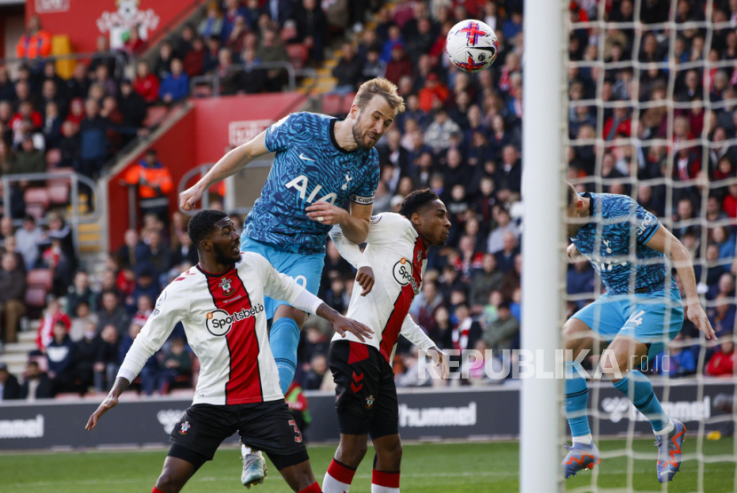  Pemain Tottenham Hotspur  Harry Kane (atas) mencetak gol kedua timnya pada pertandingan sepak bola Liga Primer Inggris antara Southampton dan Tottenham di Stadion St Mary di Southampton, Inggris, Sabtu (18/3/2023). Kedua tim bermain imbang 3-3.