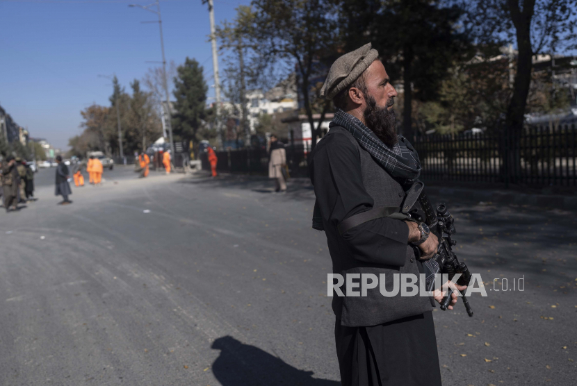 Seorang pejuang Taliban mengamankan daerah itu setelah sebuah bom pinggir jalan meledak di Kabul Afghanistan, Senin 15 November 2021. Bom itu meledak di jalan yang sibuk di ibukota Afghanistan pada hari Senin, melukai dua orang, kata polisi.