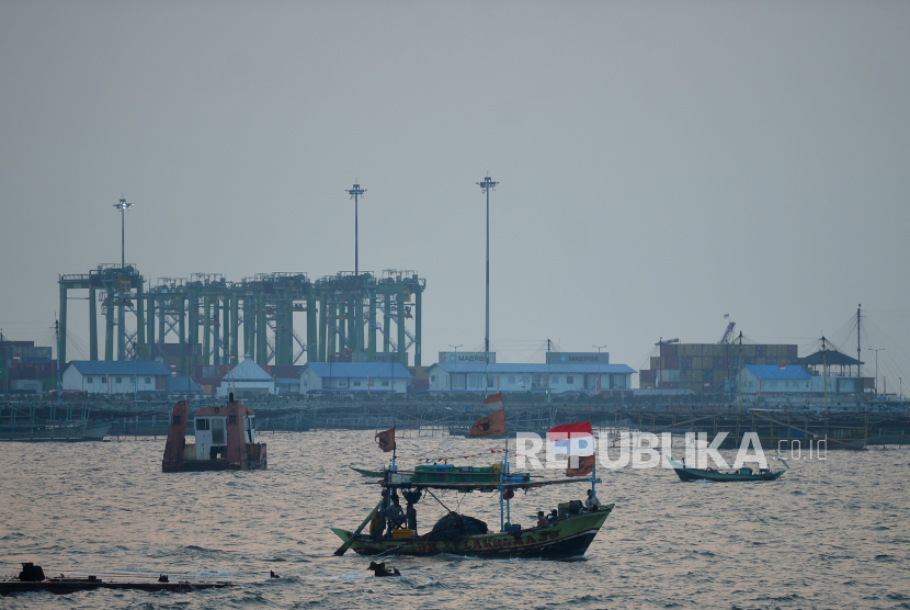 (Ilustrasi) Nelayan pulang dari melaut di tanggul pantai Kalibaru, Cilincing, Jakarta Utara, Senin (29/8/2023). Sebanyak enam nelayan asal Bengkalis ditahan di Malaysia.